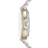 Reloj Michael Kors con caja de acero inoxidable en tono dorado y plateado, esfera blanca con patrón de logo MK grabado y marcadores de hora con cristales. Presenta bisel decorado con cristales y pulsera de eslabones combinados.