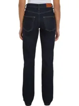 Pantalón de jeans azul oscuro, de corte recto, con bolsillos delanteros y traseros, y costuras en hilo amarillo.