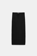 Falda midi de tiro medio en color negro, confeccionada en tejido de punto con textura y cintura elástica ajustable con cordones.