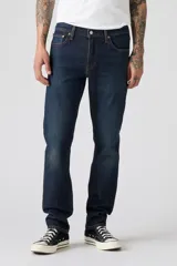 Jean de corte slim fit, color azul oscuro con efecto lavado sutil. Presenta cierre de botones y cinco bolsillos clásicos.