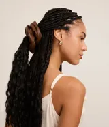 Coletero marrón de cuero sintético.