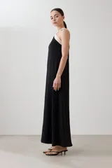 Maxi vestido negro con escote halter cruzado en color crema.
