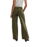 Pantalón de jean verde militar, corte ancho y relajado, con detalles de costuras reforzadas en rodillas y botones decorativos en los tobillos.