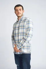 Camisa de viyela a cuadros color ladrillo, azul y blanco, de corte slim fit, manga larga, con bolsillo en el pecho y logo bordado.