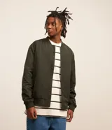 Campera bomber negra para hombre, confeccionada en poliéster con cierre frontal de cremallera, cuello, puños y dobladillo elásticos acanalados, y bolsillos laterales.