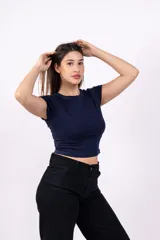 Remera celeste de corte cropped y mangas cortas.