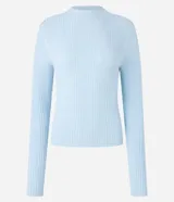 Blusa de punto color blanco con cuello alto y manga larga.