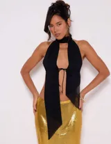 Top negro con cuello halter y lazo delantero.