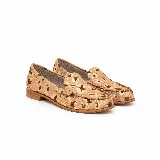 Mocasines de cuero con acabado de pelo, estampado animal print con acabado metalizado dorado, taco bajo y punta redondeada.