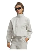 Campera Under Armour modelo Unstoppable Wvn Fz color gris claro, con cuello alto, cierre frontal completo, bolsillos laterales con cremallera, hombros caídos y puños y bajo elásticos con cordón ajustable. Cuenta con tecnología UA Storm que repele el agua y tejido elástico.