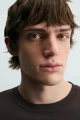 Jersey color crudo de tejido de punto, con cuello redondo y mangas largas. Corte amplio y terminaciones en rib.