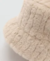 Gorro tipo bucket de pelo sintético en color beige, con textura suave y forro interior de algodón.