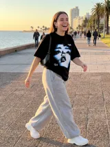 Pantalon deportivo de corte baggy y silueta oversize, confeccionado en tejido de algodón. Presenta cintura elástica y costuras decorativas verticales que estructuran el diseño, aportando un estilo urbano y relajado.