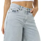 Bermuda de jean celeste claro, corte recto y tiro alto.