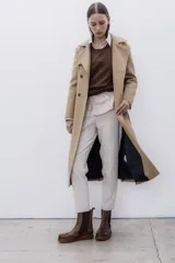 Bota tipo Chelsea de cuero vacuno color suela, con diseño brogue en la puntera y laterales. Presenta paneles elásticos laterales en color marrón oscuro, tirador trasero y suela de goma con plataforma.