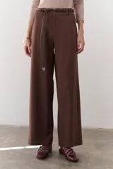 Pantalón marrón de corte recto y pierna ancha, con cintura alta, bolsillos laterales y cierre.