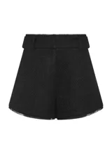 Short negro de tejido texturizado con corte recto, cinturilla con trabillas, cierre frontal con solapas, bolsillos traseros y bajo con ribete.