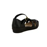 Sandalia casual para mujer con talón cerrado y capellada de tiras entrelazadas en tonos tostado y marrón. Cuenta con suela plana oscura y tira ajustable con hebilla metálica al tobillo.