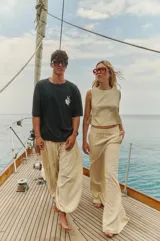 Pantalón oxford color beige confeccionado en bambula con elástico en la cintura y bolsillos laterales.