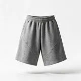 Bermuda baggy de frisa gris, con corte amplio, cintura elástica y panel diagonal decorativo en el frente.