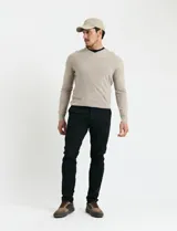 Pantalón de corte clásico confeccionado en algodón sarga con elastano. Presenta bolsillos delanteros inclinados y bolsillos traseros de ribete.