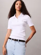 Chomba de Calvin Klein Jeans confeccionada en tejido de algodón con elastano, de corte regular y textura acanalada. Presenta cuello tipo polo con cartera de botones y una insignia distintiva de la marca en el pecho.