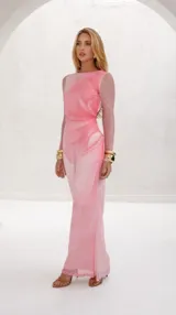 Vestido largo de gasa color rosa con estampado abstracto, mangas largas de tul y falda con abertura lateral.