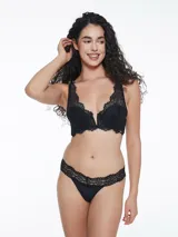 Colaless negro de encaje con detalle de puntilla en los bordes.