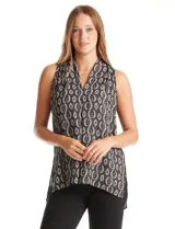 Blusa sin mangas de gasa estampada en tonos negros, grises y blancos, con escote en V pronunciado, pliegues en los hombros y ruedo asimétrico con tajos laterales.
