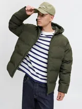 Campera puffer de color verde militar, con capucha integrada, cierre frontal con cremallera y diseño acolchado horizontal. Cuenta con un acabado resistente al agua y puños internos para mayor protección contra el frío.