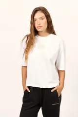 Remera Billabong modelo Surf High Boxy Tee, color blanco, de corte holgado, mangas cortas y cuello redondo. Presenta un pequeño estampado frontal centrado.