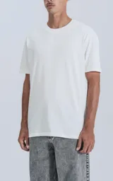Remera de manga corta y cuello redondo, color blanco, con calce regular y un recorte sutil en la espalda.