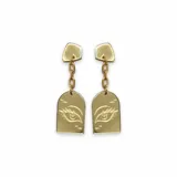 Par de aros colgantes con base negra, cadena plateada y dije transparente con dibujo de ojo rosa.