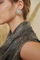 Caravana de diseño floral con cristales transparentes engarzados en estructura plateada.