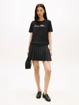 Remera de corte regular color negro de la marca Tommy Hilfiger, confeccionada en algodón. Presenta cuello redondo, mangas cortas y el logo de la marca bordado en el pecho con efecto brillante.