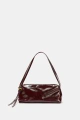 Bolso de hombro de formato rectangular y acabado charolado en color bordó. Cuenta con doble asa ajustable mediante hebillas metálicas laterales y cierre principal con cremallera.