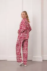 Conjunto de pijama de dos piezas, color verde menta con estampado de cuadros irregulares en blanco. Incluye camisa de manga larga con botones y pantalón largo con cintura elástica.