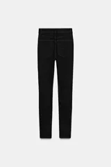 Jeans skinny de tiro alto y largo al tobillo, confeccionados en tejido super elástico con diseño de cinco bolsillos, cierre frontal con cremallera y botón metálico.