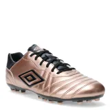 Championes de fútbol 11 Umbro modelo Touch AT, color cobre metalizado con detalles en negro. Presentan el logo de la marca en el lateral y suela con tapones para césped.