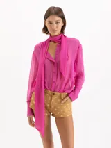Short de tiro bajo confeccionado en jacquard pespunteado, con diseño de cinco bolsillos, presillas para cinturón y botón frontal.