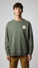 Sudadera verde militar de cuello redondo y manga larga, con logo cuadrado con una "X" en el pecho.