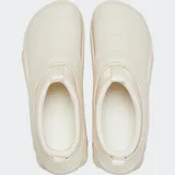 Zuecos Crocs Echo Storm color crema con suela de goma y orificios de ventilación.