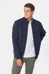 Campera de felpa azul marino con cuello alto y cierre frontal completo. Presenta puños y ruedo acanalados, con un pequeño detalle de etiqueta en la manga derecha.