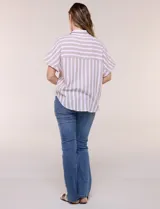 Camisa de algodón con rayas verticales en tonos verde, rosado y blanco. Tiene mangas cortas amplias, escote en V con solapa y botones frontales, y detalle de nudo en el bajo.