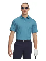 Chomba Under Armour de golf, color azul, con cuello polo, tapeta de dos botones y logo de la marca bordado en el pecho. Confeccionada en tejido elástico, ligero y transpirable con protección solar.