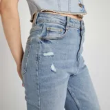 Pantalón de jean celeste de tiro alto, corte flare/bootcut.