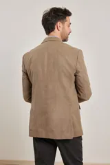 Saco sport marrón de gamuza ecológica con dos botones frontales y forro interno completo.