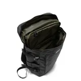 Mochila urbana de diseño minimalista, color negro, con compartimento principal amplio, cierre superior y bolsillo frontal. Incluye manija superior reforzada y correas laterales ajustables.
