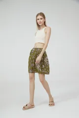 Minifalda verde militar con estampado floral en tonos rosados, con cintura elastizada.