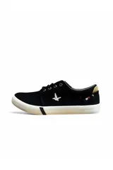 Calzado náutico azul marino con cordones oscuros, suela blanca de goma y detalle de logo bordado en el lateral. Cuenta con ojales metálicos y apliques en marrón claro.